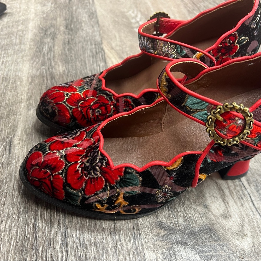 L-artiste Spring Step Velvet Red Floral Mary Jane Heels with Ankle Strap - Picture 4 of 7